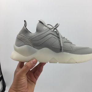 New Vince camuto leddenta grey high sneakers 6.5 M